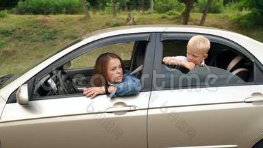 快乐的妈妈和小朋友在车里听音乐跳舞..